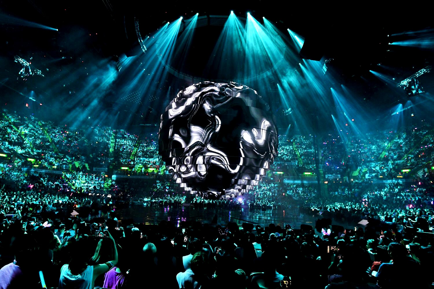 Luke Halls Studio — U2 – 360º World Tour